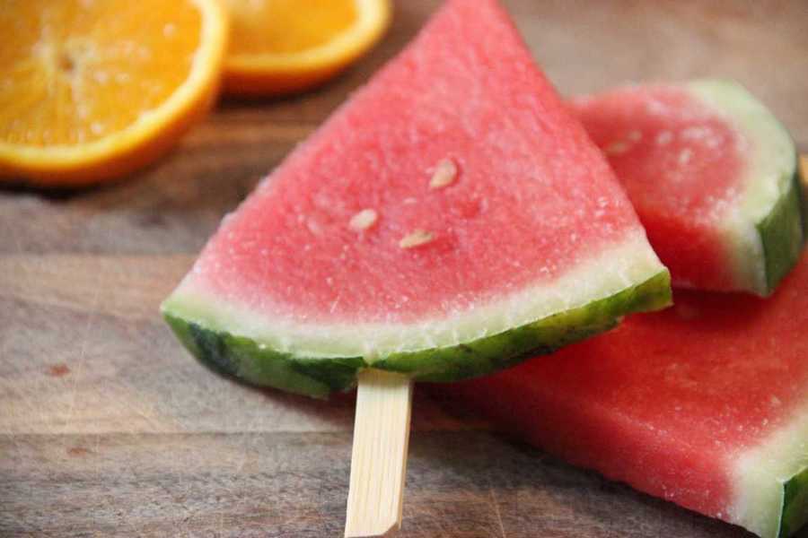 Wassermeloneneis am Stiel