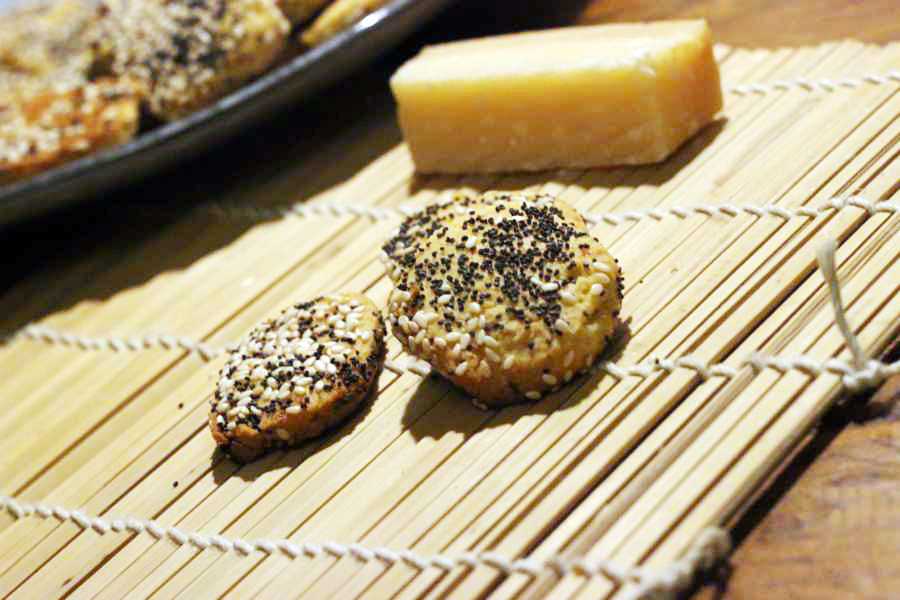 Hirse-Parmesan-Cracker mit Sesam und Mohn