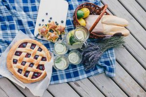 picknickdecke-online-kaufen Picknick auf einer Picknickdecke mit Essen und Getränken