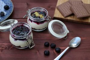 Blaubeer-Cheesecake im Glas - ohne Backen