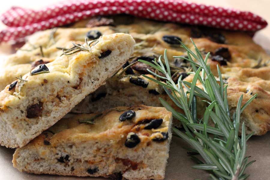 Picknick-Focaccia mit Rosmarin, Oliven und getrockneten Tomaten