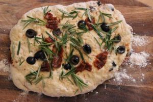 Rezept - Picknick-Focaccia mit Rosmarin, Oliven und getrockneten Tomaten