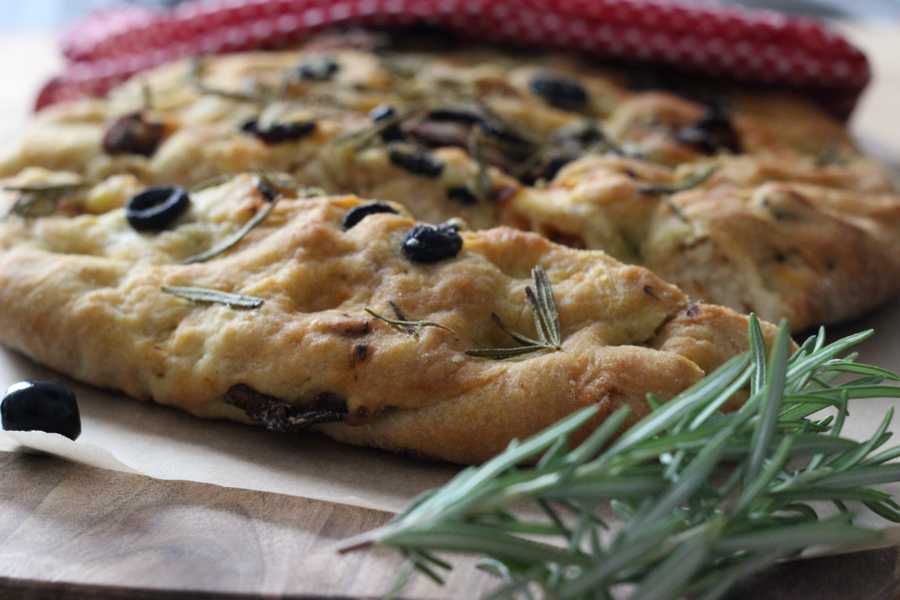 Picknick-Focaccia mit Rosmarin, Oliven und getrockneten Tomaten