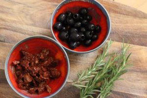 Rezept - Picknick-Focaccia mit Rosmarin, Oliven und getrockneten Tomaten