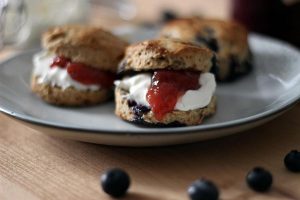 Scones mit Blaubeeren und Erdbeermarmelade und Clotted Cream