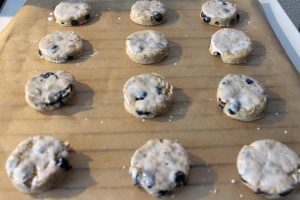 Scones bestrichen mit einer Buttermilch-Vollmilchmischung