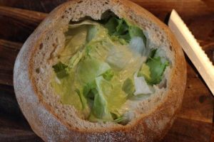 Picknickbrot mit Salat